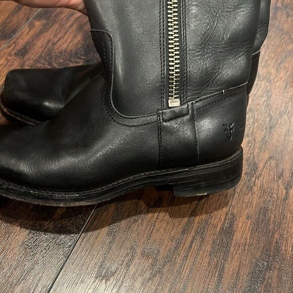 Frye Heath Boot
Black womens size 6.5 side zipper in GUC perfect for winter - Picture 4 of 10